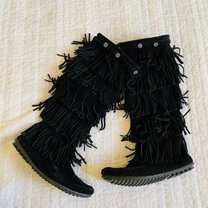 Minnetonka 5 layer fringe black suede boots sz 7